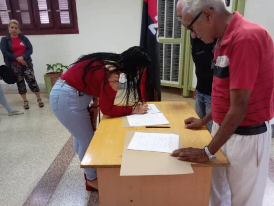 Firma de convenios entre la Asociación de Combatientes de la Revolución Cubana, en Trinidad, y el Gobierno y las organizaciones políticas y de masas del territorio.