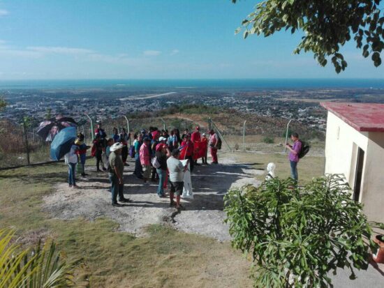 Con la ciudad de Trinidad a sus pies, es hermoso el panorama en el cual se desarrolló este acto de homenaje a Martí y contra el bloqueo de Estados Unidos a Cuba, en la loma de la Vigía.