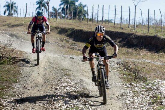 Brayan Mandín se escapa para entrar primero en el campismo de Planta Cantú. Foto: Calixto N. Llanes/Periódico JIT (Cuba).