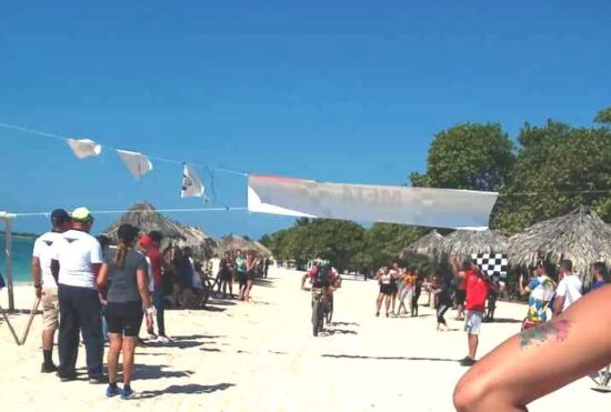 Playa Ancón recibe a los corredores en la útima etapa del Challenger.