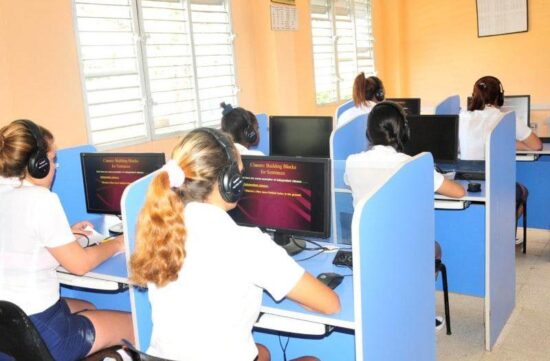 Más de un centenar de instituciones educacionales de la provincia poseen acceso a Internet. Foto: Escambray.