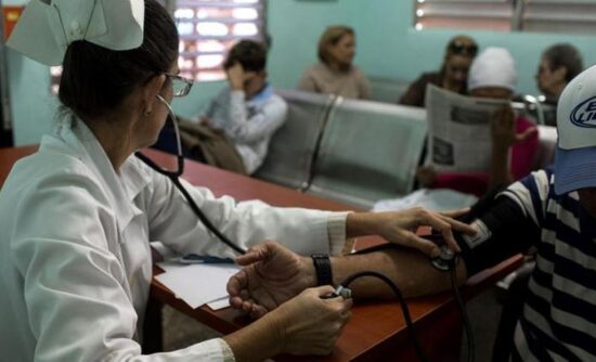 El anteproyecto de la nueva Ley de Salud Pública de Cuba será sometido a análisis en el primer trimestre del presente año con trabajadores del sector. Foto: Cubasí.