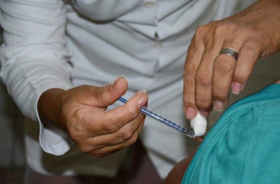 En esta ocasión se está administrando la vacuna cubana Soberana Plus. Foto: Vicente Brito/Escambray.