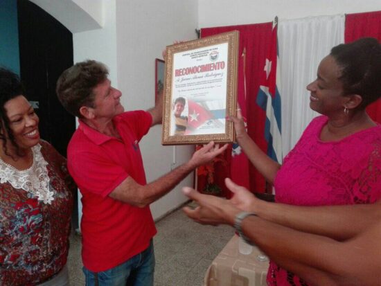 Jaime Alomá recibe reconocimientos por su labor al frente de la CTC en Trinidad de manos de Ekaterina Gowen Dickinson, miembro del Comité Central del Partido y máxima dirigente de la CTC en la provincia de Sancti Spíritus.