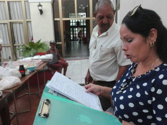 Rosa Elia Leandro Toledo, secretaria general de la sección sindical de la Galería Universo de Trinidad, da a conocer los compromisos de trabajo de ese destacado colectivo del comercio, dentro del Sindicato de Trabajadores de la Hotelería y el Turismo.