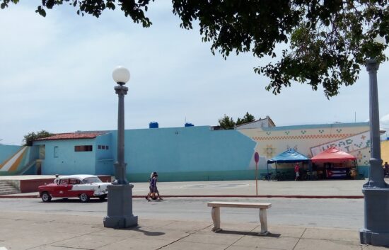 Vista general de la actual Plaza 500 (antigua Plaza Cultural). En la parte superior derecha de la plataforma, en esos dos locales que todavía aparecen en esta foto, estuvo funcionando, por casi una década, el Estudio 1 de Radio Sancti Spíritus en Trinidad, al que le seguirían otros en todos los municipios espirituanos. Foto: José Rafael Gómez Reguera/Radio Trinidad Digital.