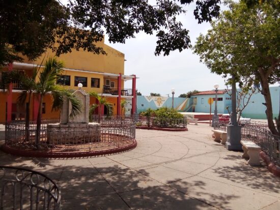 Precioso el entorno del parquecito de Las Madres. Frente al cine Romelio Cornelio. A la derecha el parque Céspedes y el antiguo Ayuntamiento, hoy sede de la Asamblea Municipal del Poder Popular. Al fondo, la Plaza 500 y los locales del antiguo Estudio 1 de Radio Sancti Spíritus en Trinidad, todo en la antiquísima Plaza Carrillo. Foto: José Rafael Gómez Reguera/Radio Trinidad Digital.