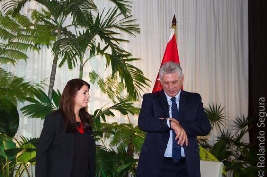 Patricia Villegas entrevista para Telesur a Miguel Díaz-Canel Bermúdez en La Habana. Foto: Rolando Segura/ Telesur.