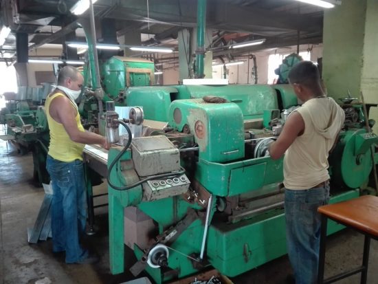 La fábrica de cigarros "Juan D. Mata Reyes", de Trinidad, mantiene activa su antigua maquinaria gracias a la labor de la ANIR. Foto: Alipio Martínez Romero.