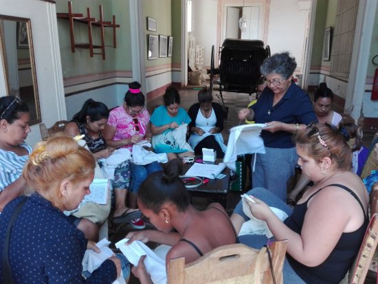 Mery Viciedo es una gran impulsora de las manualidades a través de su proyecto Siempre a Mano. Aquí aparece en talleres que organiza, para transmitir sus conocimientos, en el Museo Municipal de Historia de Trinidad. Foto: Alipio Martínez Romero.