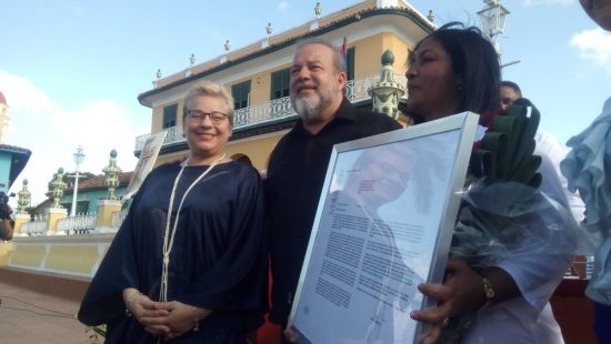 Momento en el cual la UNESCO entregaba oficialmente el certificado que acredita a Trinidad como Ciudad Creativa. Foto: José Rafael Gómez Reguera.