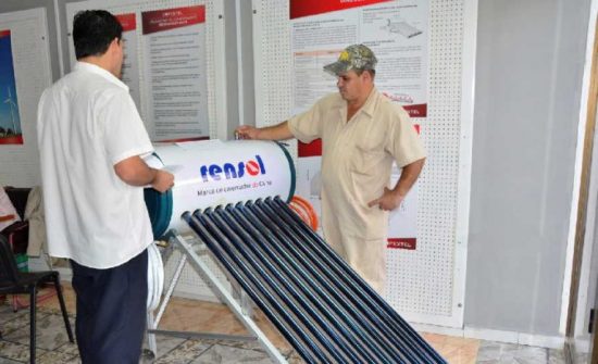 La instalación ahora de paneles solares para generar electricidad se une a la venta de calentadores solares, que se han comercializado, fundamentalmente, en Sancti Spíritus y Trinidad. Foto: Vicente Brito / Escambray.