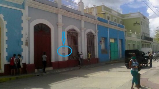 Sitio donde surgió Radio Trinidad, el 12 de junio de 1938. Señalizada, la tarja que se colocó para recordar la fecha. Fotos: José Antonio Pérez Menéndez/Facebook.