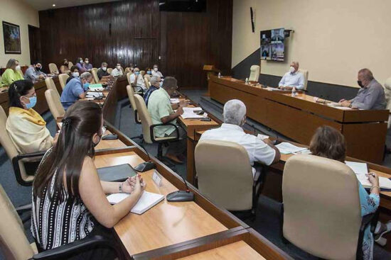 El presidente cubano abogó por un proceso de construcción normativa sin secretismo y que promueva una mejor consulta de los sectores de la sociedad. Foto: PL.