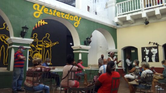 El bar Yesterday fue escenario del último de estos seminarios preparatorios con vistas a la reapertura de la gestión turística en Trinidad. En la imagen, la representante de la Dirección de Trabajo, Yoslaikis Duardo Bastida. Foto: José Rafael Gómez Reguera.