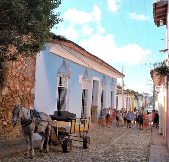 Los turistas comienzan a inundar calles de Trinidad. Foto: Osmani Medina.