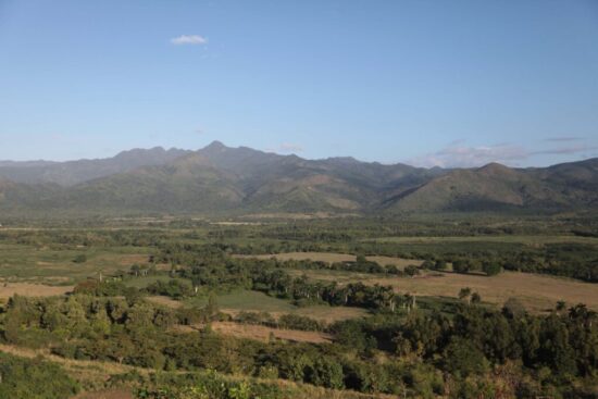 Desde el Mirador se puede contemplar la belleza natural de lo que fueron plantaciones cañeras y un panorama natural que resguarda restos arqueológicos y arquitectónicos de la época colonial.