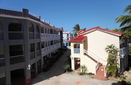 Hermosas líneas arquitectónicas distinguen al hotel Memories Trinidad del Mar.