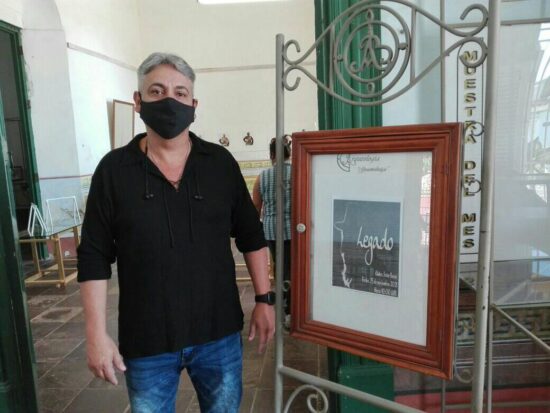 El artista de la plástica Iván Basso Bécquer y su exposición “Legado”.