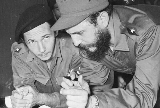 2.Fidel conversa con su hermano Raúl Castro a un lado de la tribuna en el acto forma parte de la Operación Verdad, Palacio Presidencial, La Habana, 21 de enero de 1959. Foto: Sitio “Fidel Soldado de las Ideas”.