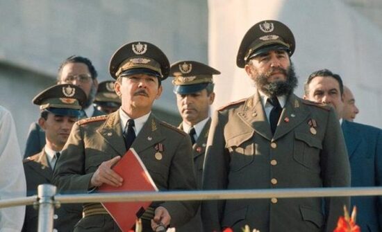 Preside el acto por el XX Aniversario de las FAR junto a Raúl Castro Ruz Ministro de las FAR y delegaciones extranjeras invitadas en la Plaza de Revolución José Martí, 4 de diciembre de 1976. Foto: Sitio “Fidel Soldado de las Ideas”.