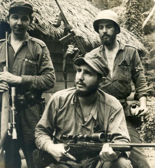 En la Sierra Maestra detrás de Fidel Castro, Raúl Castro y Camilo Cienfuegos, 1957. Foto: Andrew St George / Sitio “Fidel Soldado de las Ideas”.