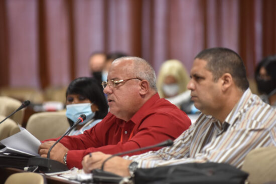 Reunidos en Comisiones, los Diputados del Parlamento cubano, analizan diversos temas de la vida socioeconómica del país.