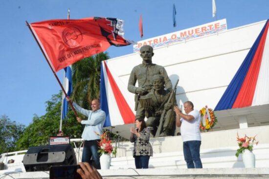 Dirigentes del municipio de Sancti Spíritus recibieron la bandera como destacados en la emulación por el 26 de Julio.