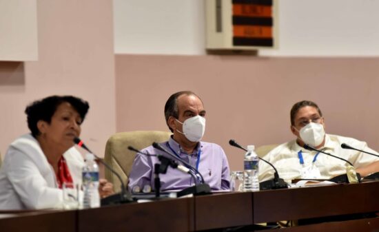 Rogelio Polanco Fuentes, miembro del Secretariado del Comité Central y jefe del departamento ideológico, asiste a los debates en la Comisión de Educación, Cultura, Ciencia, Tecnología y Medio Ambiente, sobre la marcha del perfeccionamiento del sistema empresarial de la música, actividad previa al IX periodo ordinario de sesiones del Parlamento cubano, en su IX legislatura, en el Palacio de Convenciones de La Habana, el 20 de julio de 2022. Foto/Omara García Mederos/ ACN .