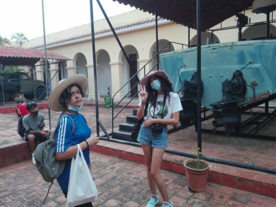 Los brigadistas en el patio del Museo Nacional de la Lucha Contra Bandidos, donde se exhiben varios exponentes de la agresividad de las bandas contrarrevolucionarias y el apoyo del Gobierno de Estados Unidos a los bandidos que operaban en el Escambray.