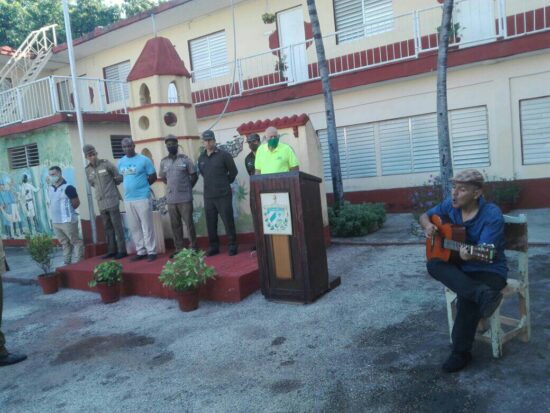 El trovador Pável Esquerra ofrece su aporte a la celebración del 26 de Julio en el Sector Militar de Trinidad.