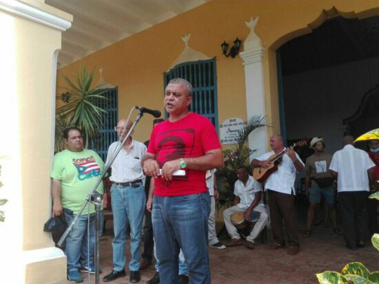 Ernesto Borges, Viceintendente de Trinidad, les recibe en la zona de Manaca-Iznaga.