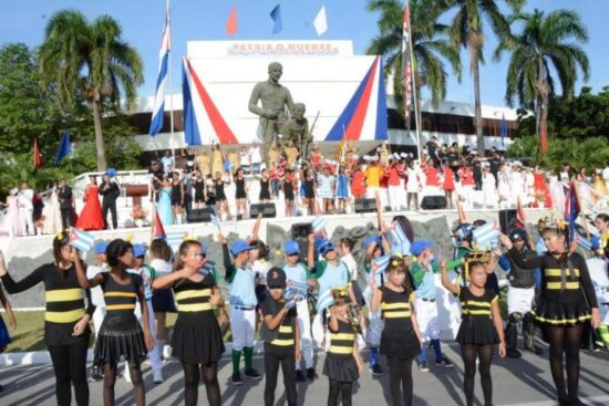 Artistas del territorio cantaron a la Patria durante la velada conmemorativa.