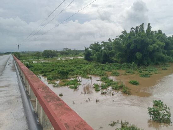 2.Áreas agrícolas en las márgenes del río Agabama se encuentran bajo las aguas. 