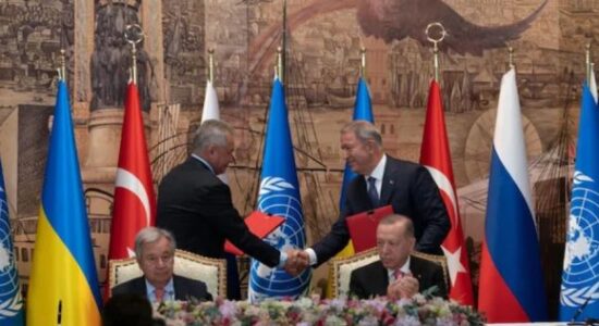 Ceremonia de firma del acuerdo para la exportación de granos en Estambul este viernes 22 de julio. Foto: AP.