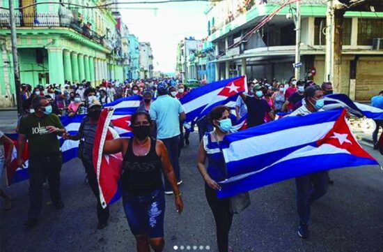 Ante los disturbios, la reacción popular de apoyo a la Revolución no se hizo esperar. Fotos: AF.