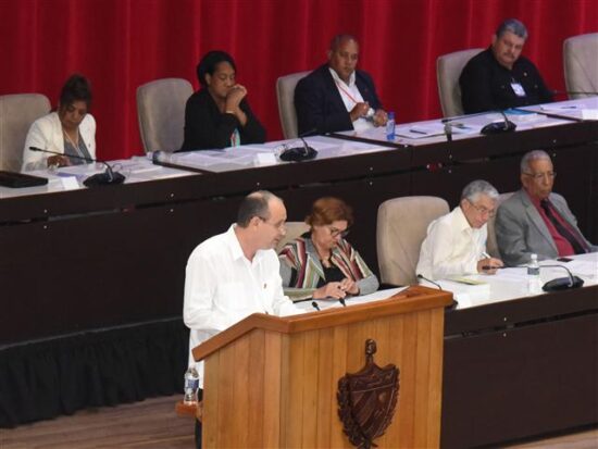 Cuba hace todos los esfuerzos por resolver el déficit de generación eléctrica, aseguró el ministro Liván Arronte. Foto: PL.