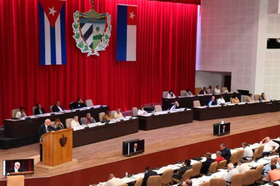 Un 47 por ciento de la energía eléctrica generada en 2021 fue con fuentes nacionales, se informó en la Asamblea Nacional. Foto: PL.