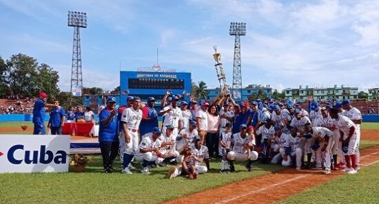 Los Alazanes se convirtieron en el sexto equipo tetramonarca de la pelota en la isla. Foto: Ismael Francisco.