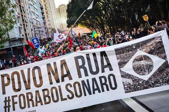Los brasileños siguen enarbolando la consigna Fuera Bolsonaro, en una campaña nacional contra el actual mandatario de esa nación y candidato a reelegirse. Foto: Prensa Latina.