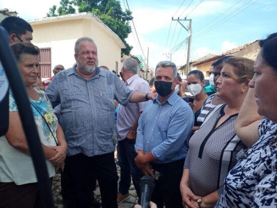 El Primer Ministro de Cuba conoció detalles sobre las acciones que se ejecutan en la calle Independencia, del Centro Histórico de Trinidad.