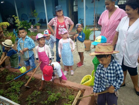 Visita al Círculo Infantil Clodomira Acosta, donde se observan actividades del proceso educativo en las que se evidencia el tratamiento de las acciones laborales con niños y niñas de preescolar, además del trabajo educativo de la formación de la laboriosidad y otras cualidades morales. Foto: MINED Trinidad.