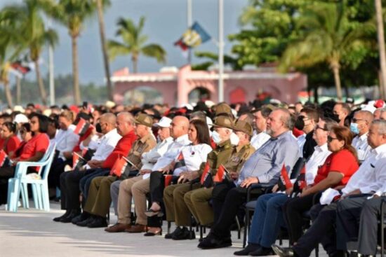 En la celebración estuvieron presentes miembros del Buró Político, del secretariado del Comité Central del PCC, ministros, dirigentes de organizaciones de masas y en especial, protagonistas de la generación histórica que asaltaron los cuarteles Moncada y Carlos Manuel de Céspedes. Foto: ACN.