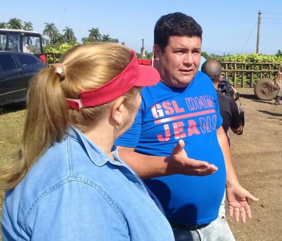 Pérez Martín intercambia con el usufructuario Yoandy Rodríguez Porra, iniciador de la estrategia agrícola en la provincia.