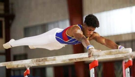 Las barras paralelas, uno de los aparatos de mayor dominio del gimnasta trinitario José Carlos.