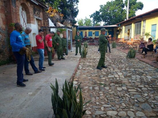 El Teniente Coronel Antonio Martínez Sotolongo imparte la preparación sobre el uso de la careta antigás. Foto: Facebook.