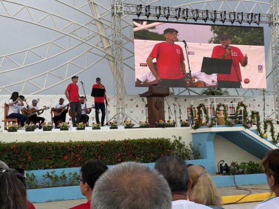 Varios artistas brindan su arte en esta mañana, entre ellos el dúo Los Novos, Nelson Valdés, el grupo Trovarroco, el coro infantil Abracadabra y el Conjunto Folclórico de Cienfuegos. Foto: Radio Ciudad del Mar.