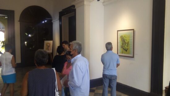 Numeroso público presente en la inauguración de la exposición “Capros”, de Luis Enrique Medina Rueda. 
