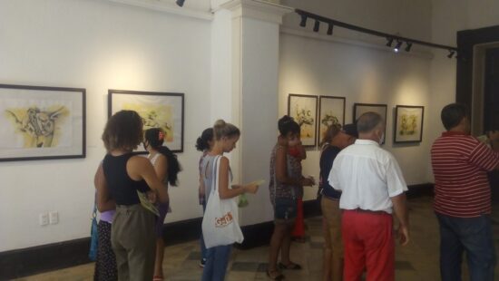 El público acudió a la invitación de la Galería Tristá para disfrutar de la exposición “Capros”, de Luis Enrique Medina Rueda.