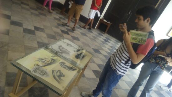 Los jóvenes se sienten atraídos por las diversas propuestas culturales de la Tercera Villa de Cuba como esta exposición de artes plásticas “Capros”.